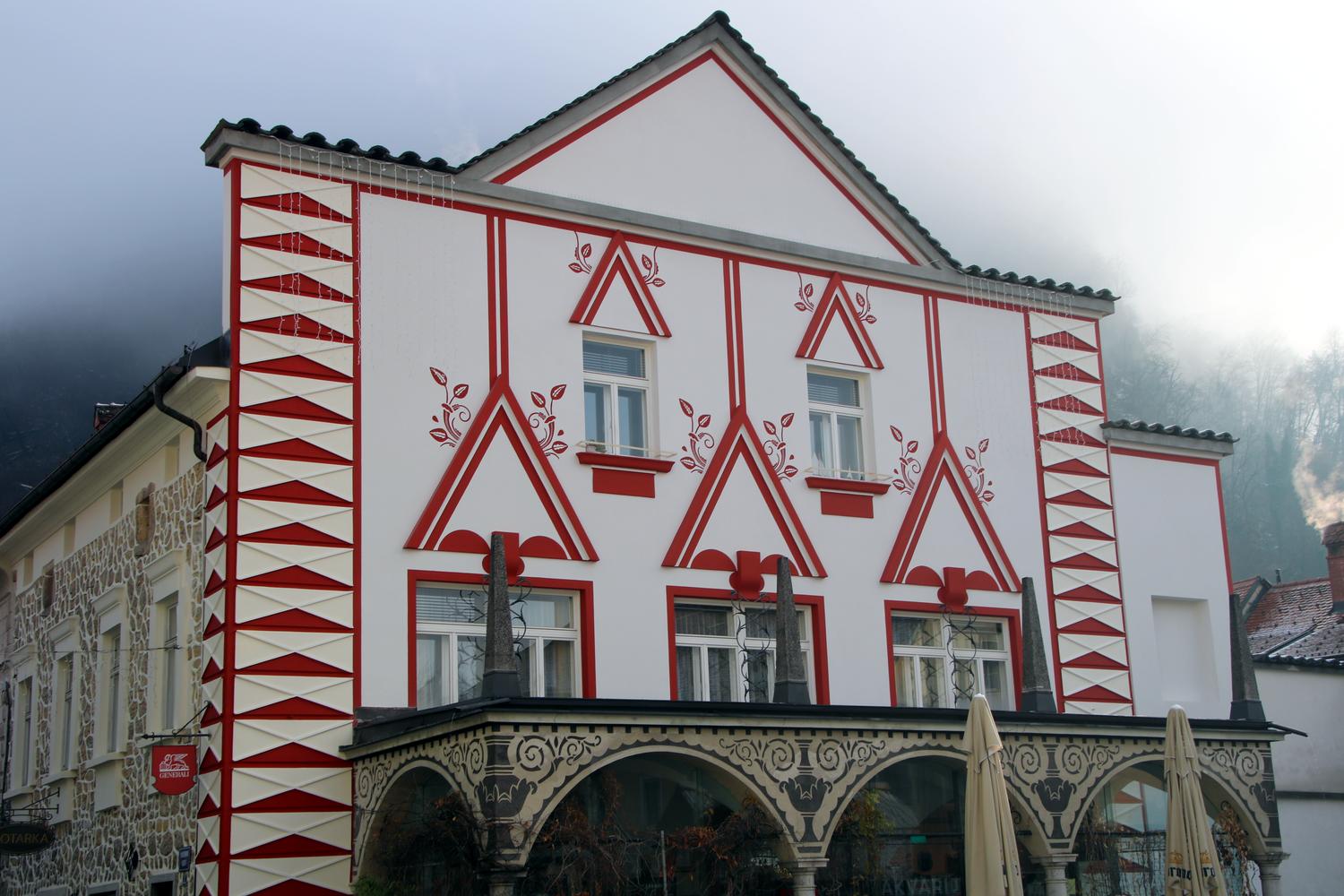 Plečnikovo pročelje na Glavnem trgu v Kamniku