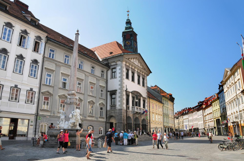 Sprehajalci na Mestnem trgu v Ljubljani