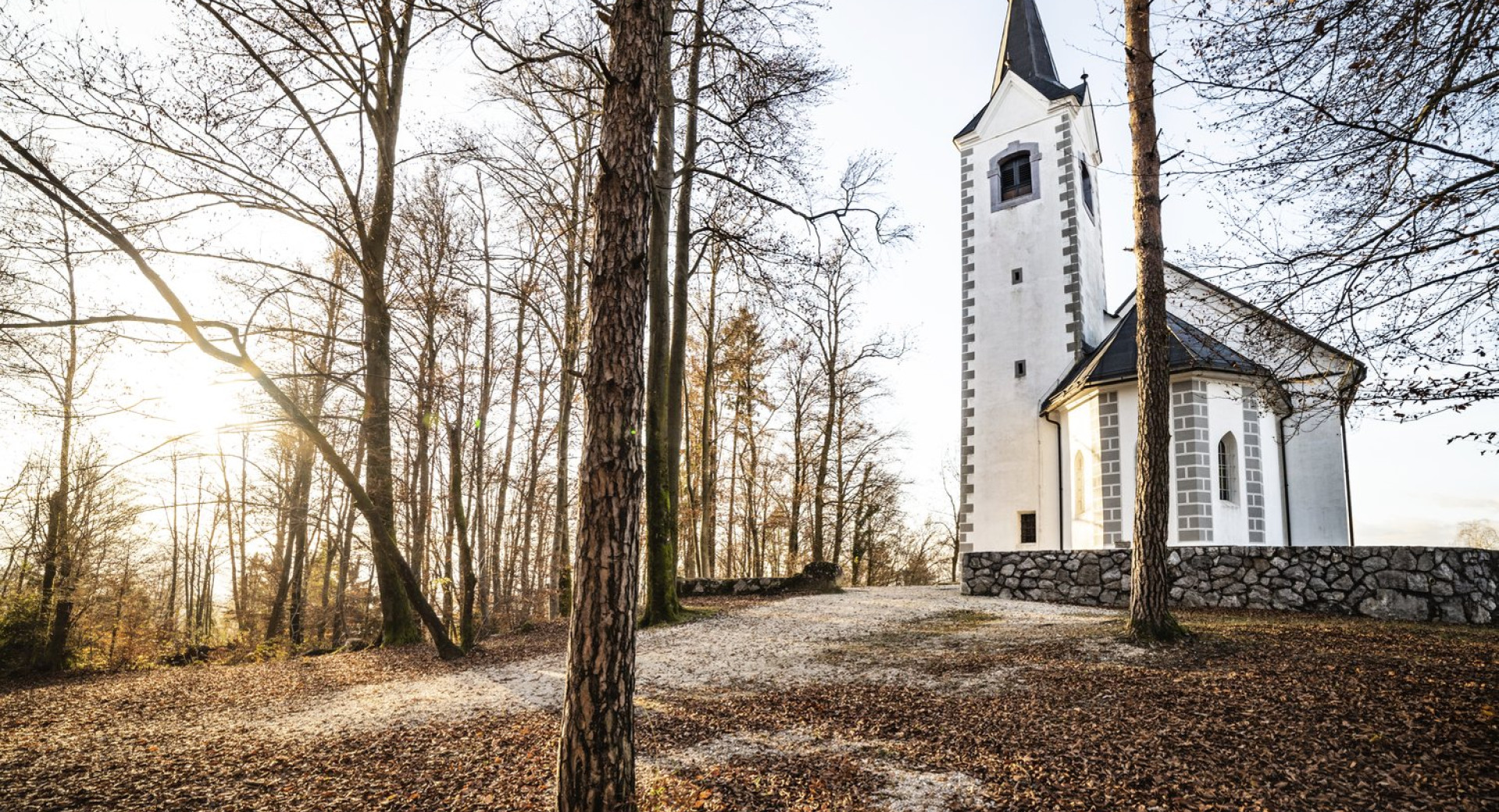 Cerkev sv. Magdalene na vrhu Magdalenske gore pri Grosupljem