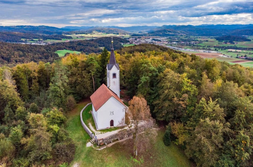 Magdalenska gora s cerkvijo sv. Magdalene pri Goruspljem, obdana z gozdovi