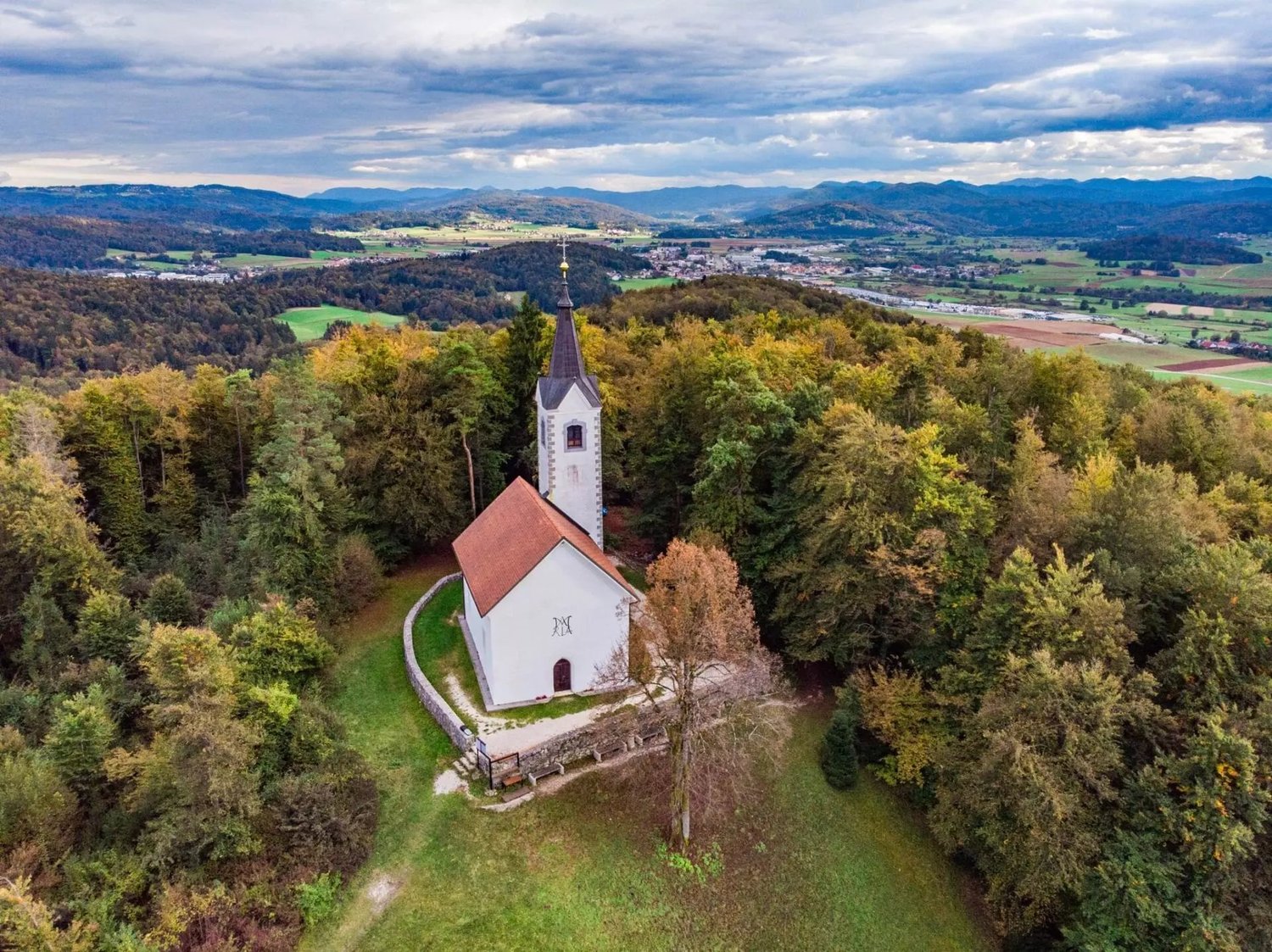 Magdalenska gora s cerkvijo sv. Magdalene pri Goruspljem, obdana z gozdovi