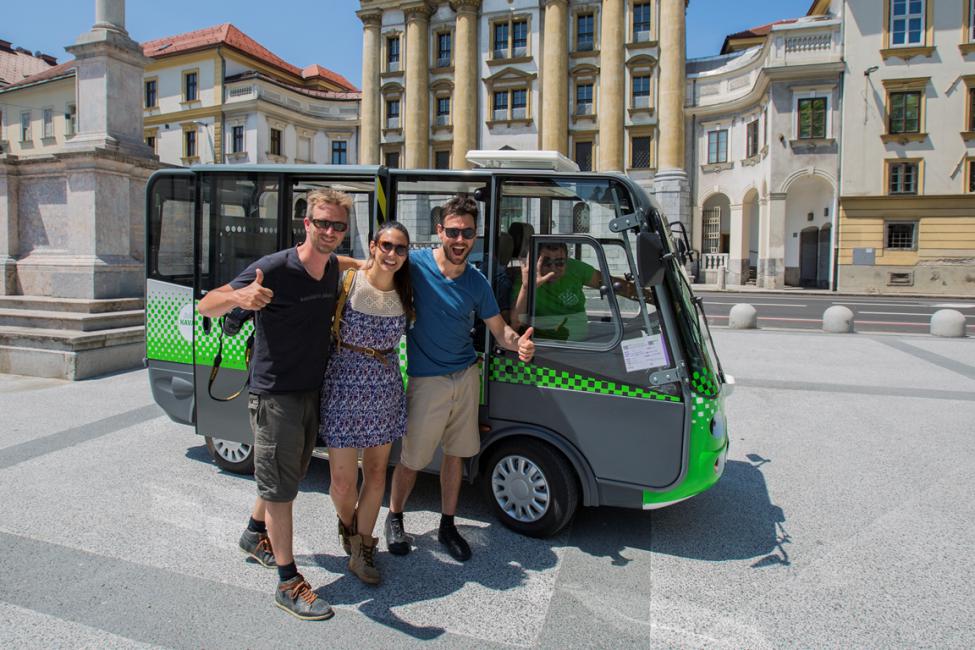 Blogerji pred brezplačnim urbanim taxijem.