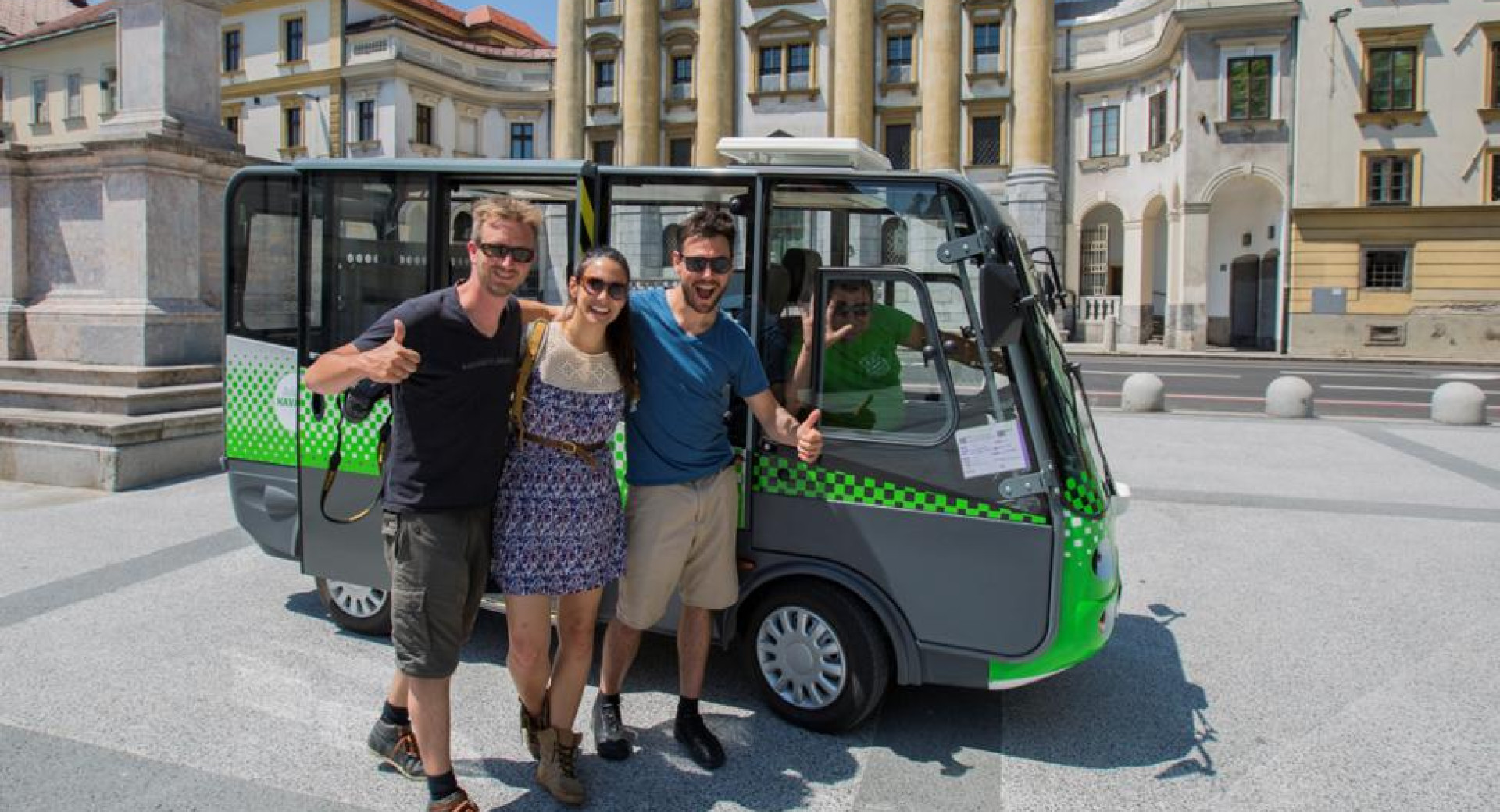 Blogerji pred brezplačnim urbanim taxijem.