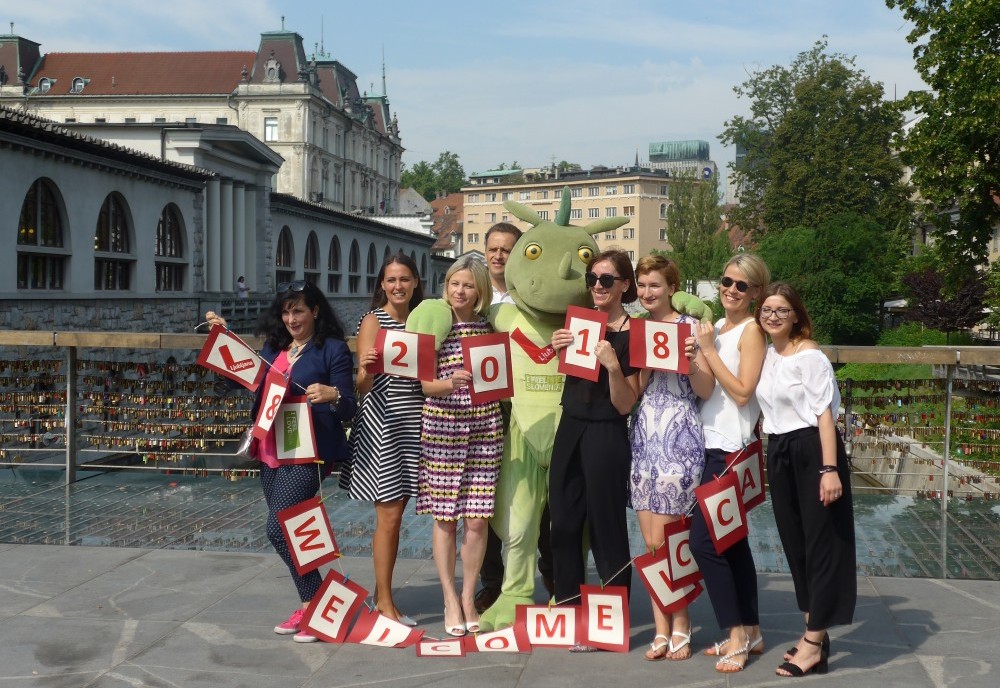 Kolektiv Turizma Ljubljana in zmajček Ljubo na Mesarskem mostu.