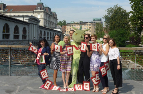 Kolektiv Turizma Ljubljana in zmajček Ljubo na Mesarskem mostu.