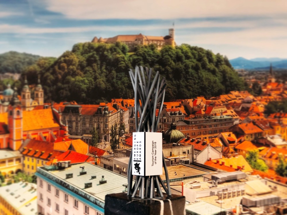 Panorama Ljubljane z gradom v ozadju.