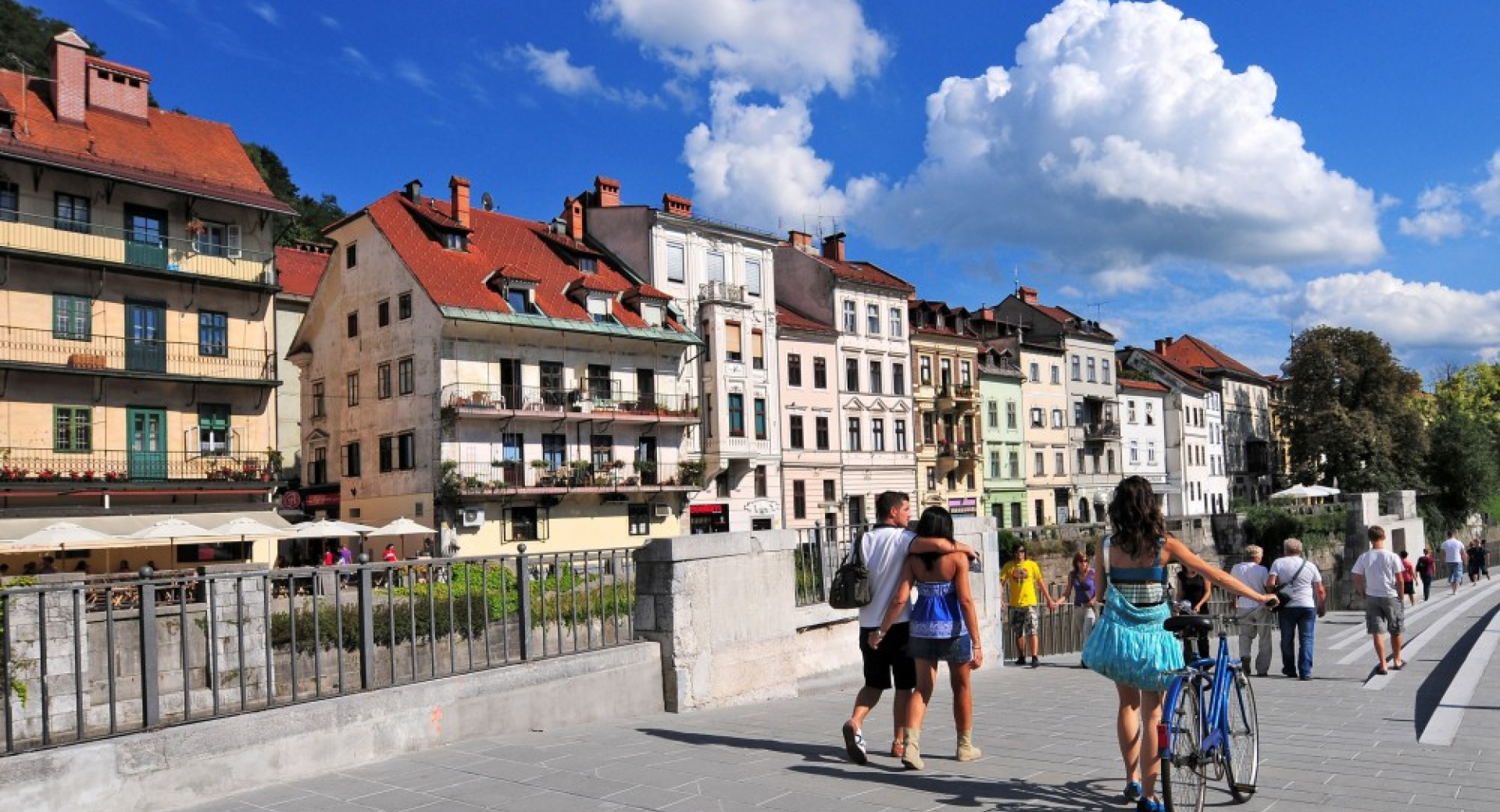 Hiše ob Ljubljanici na Gallusovem nabrežju.