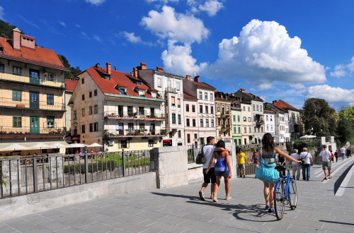 Hiše ob Ljubljanici na Gallusovem nabrežju.