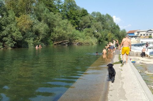 Kopalci v naravnem kopališču.