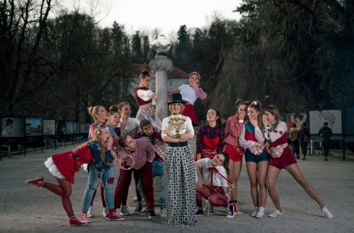 Gledališka skupina v parku Tivoli.