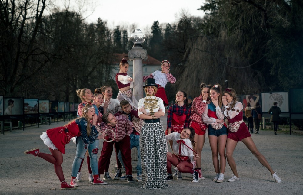 Gledališka skupina v parku Tivoli.