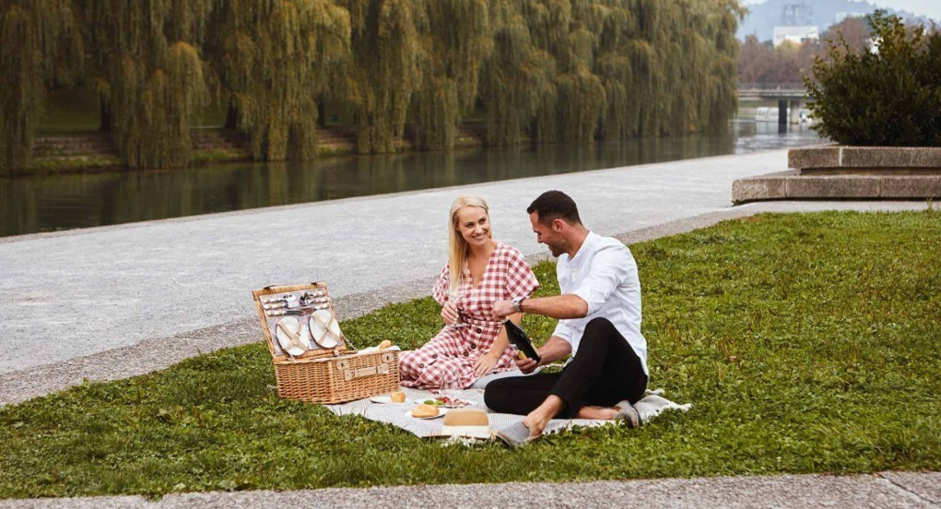 Par na pikniku ob Ljubljanici.