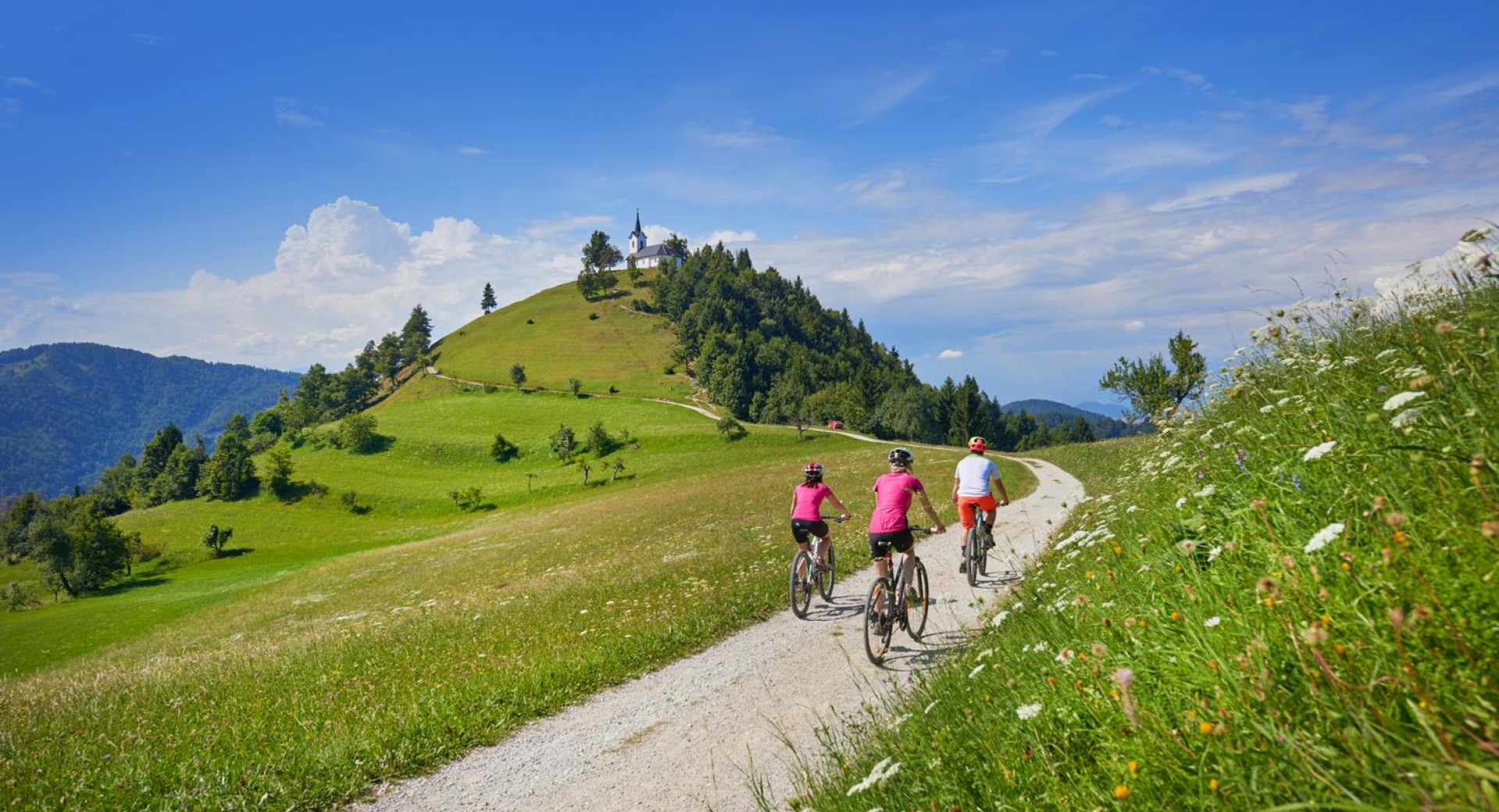 Kolesarji med vzponom do cerkve Sv. Jakoba v Polhograjskih dolomitih