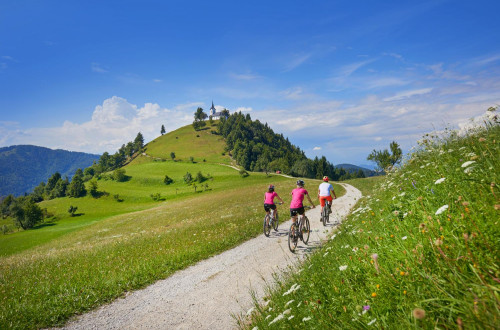 Kolesarji med vzponom do cerkve Sv. Jakoba v Polhograjskih dolomitih