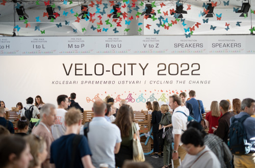 Udeleženci se zbirajo na mednarodni konferenci o kolesarstvu Velo-city v Ljubljani, junij 2022