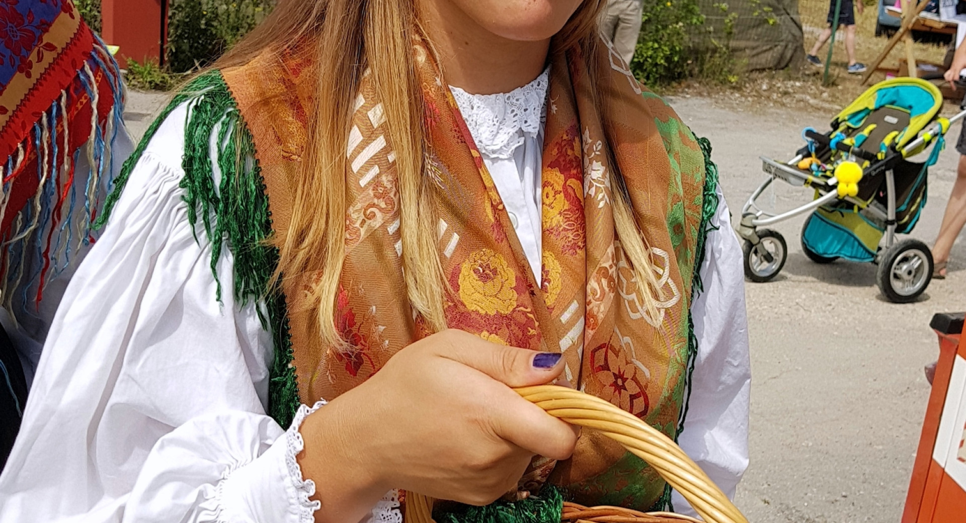 Praznik borovnic v Borovnici; ženska s košaro, polno borovnic