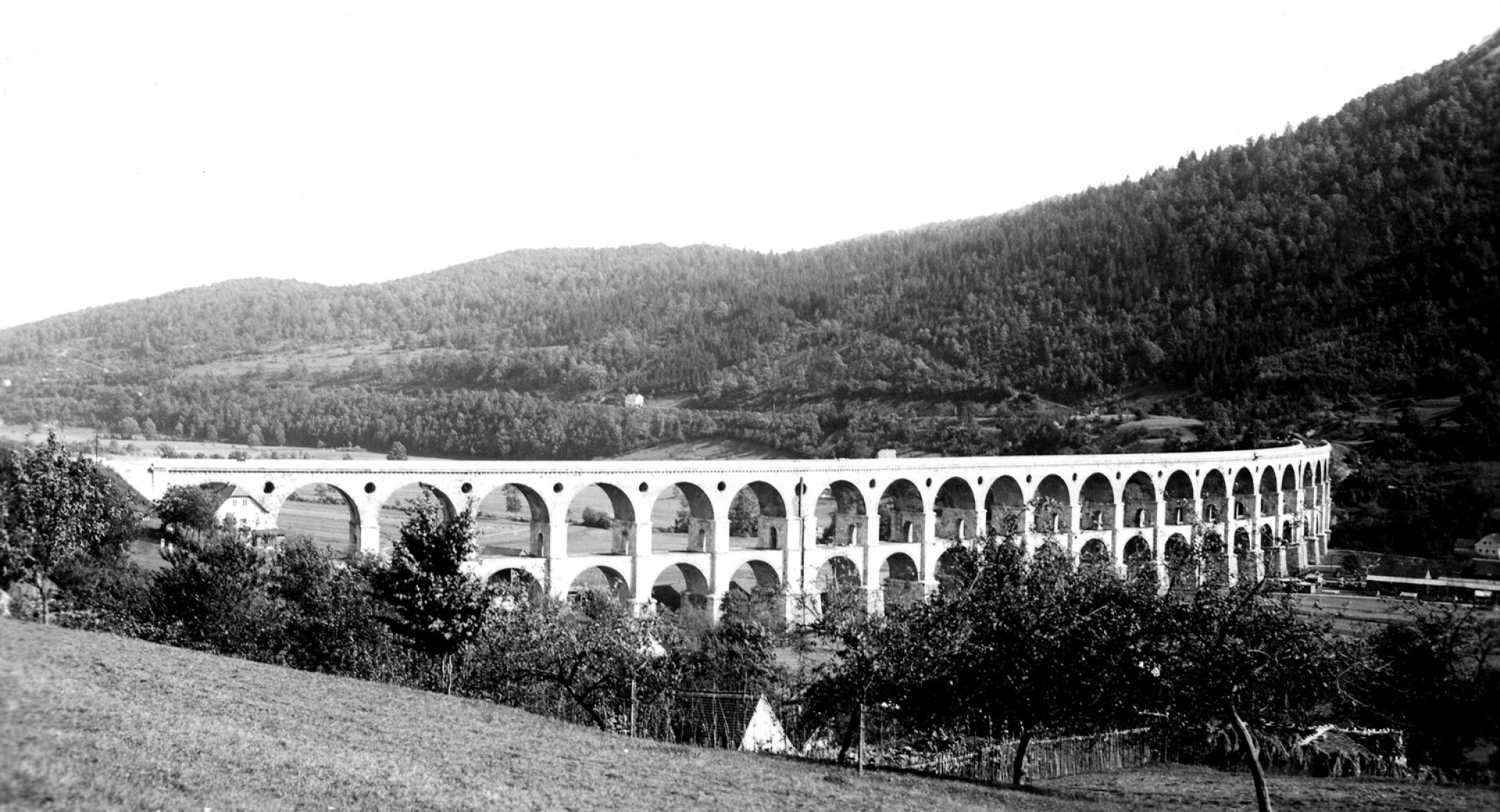 Stara fotografija nekdanjega borovniškega viadukta