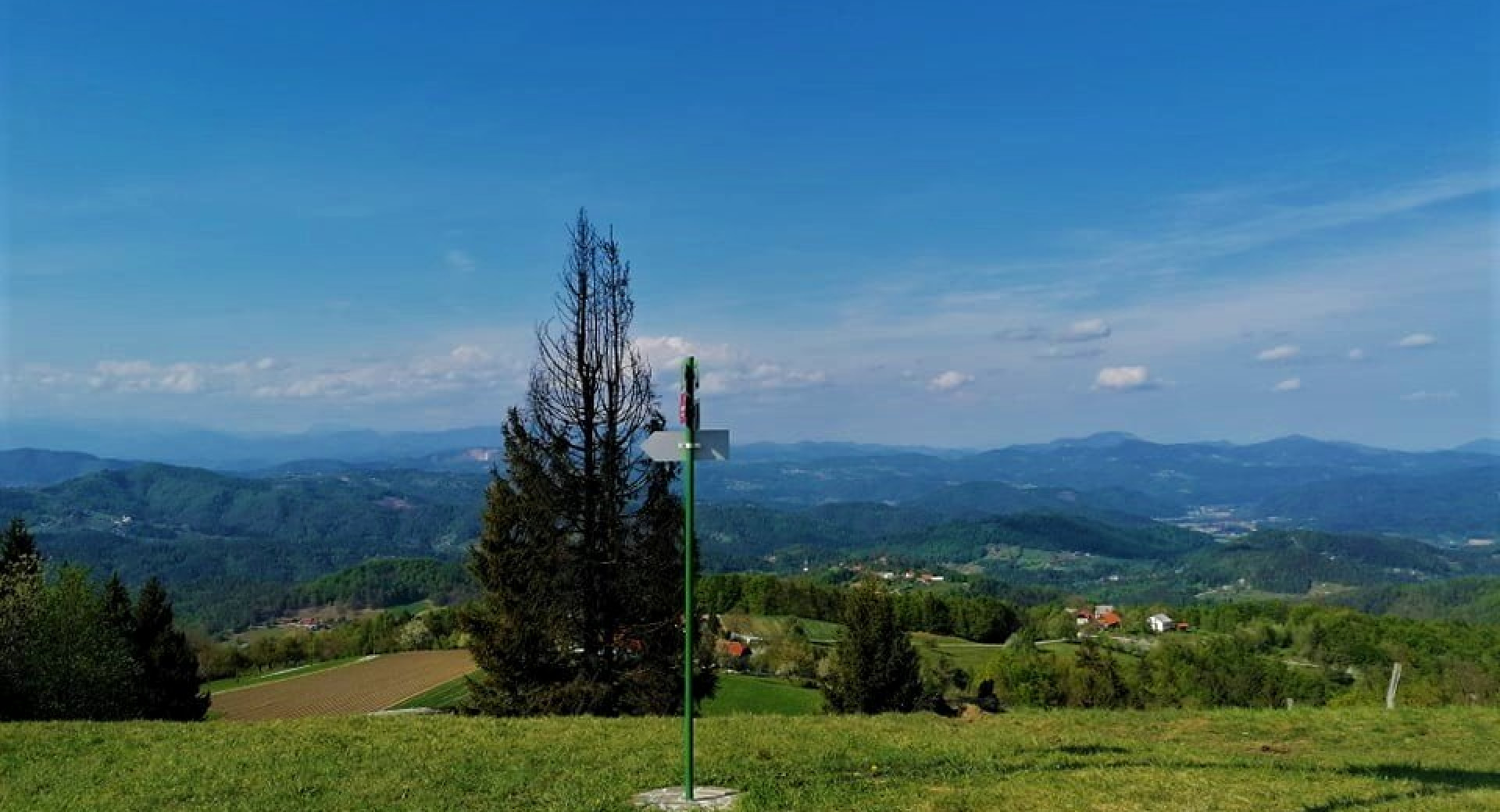 Razgledna točka Obolno (776 m), najvišji vrh v občini Ivančna Gorica; zelen travnik, s katerega se odpira čudovit razgled