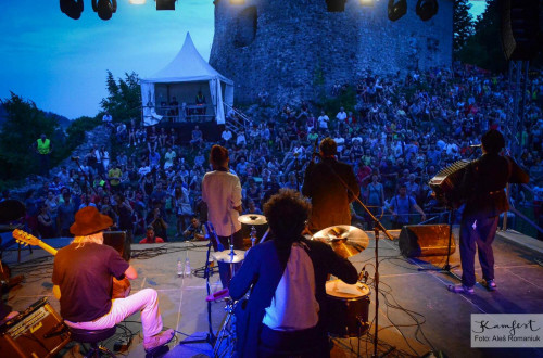 Koncert glasbenikov v gradu.