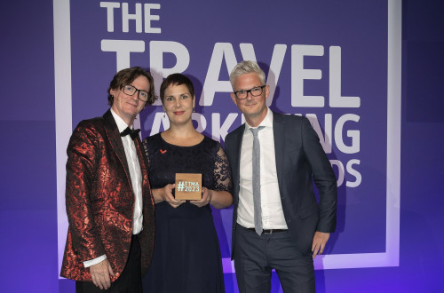 Turizem Ljubljana je za svoj profil na družbenem omrežju TikTok in športni spektakel Odbojka na Ljubljanici 2022 julija 2023 prejel nagrado The Travel Marketing Award; na fotografiji tri osebe ob prevzemu nagrade