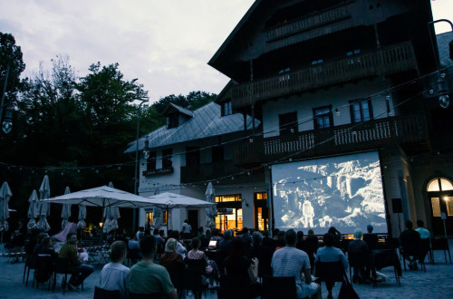 Gledalci na filmski projekciji na prostem.