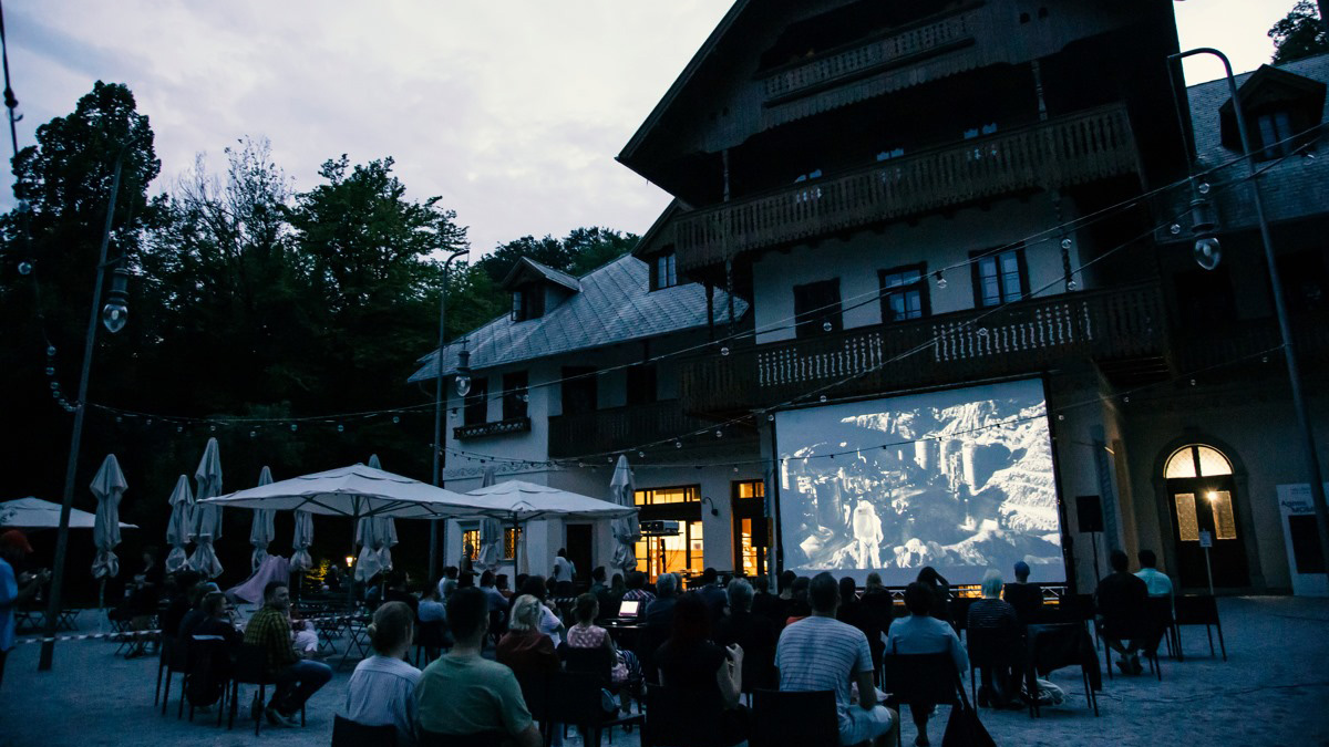 Gledalci na filmski projekciji na prostem.