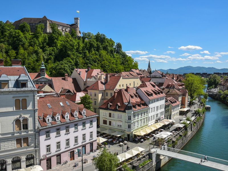 Razgled na Nabrežja in Ljubljanico. V ozadju Ljubljanski grad.