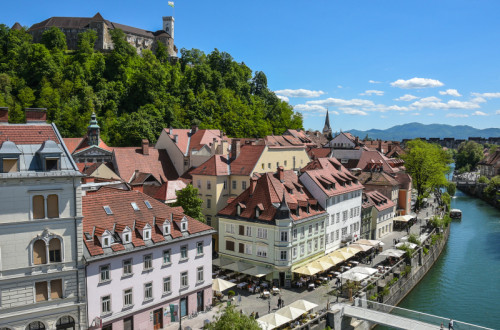 Razgled na Nabrežja in Ljubljanico. V ozadju Ljubljanski grad.