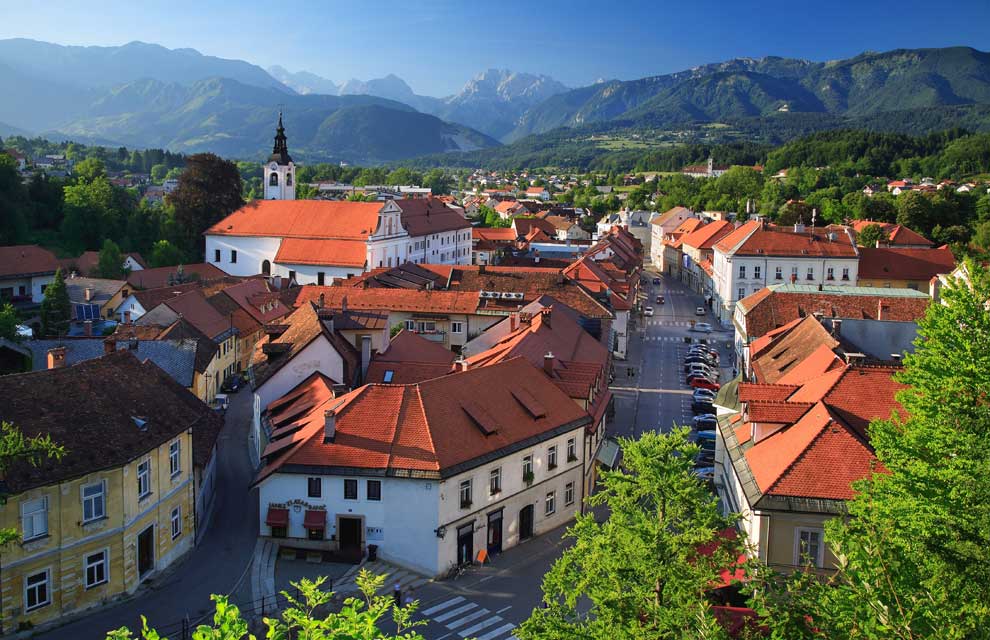 Panoramska slika Kamnika. V ozadju gore.