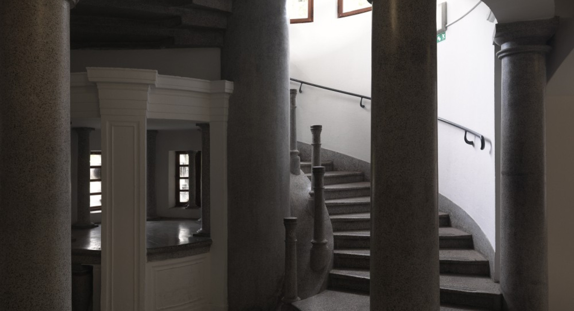 Stopnišče in stebri v notranjosti hiše.