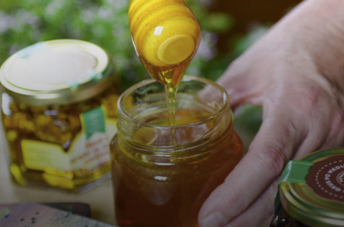 Stekleničke polne medu.