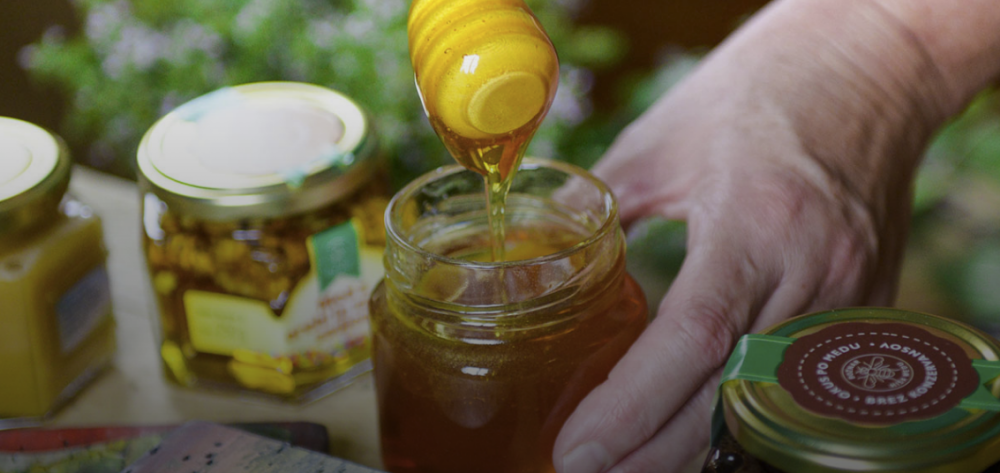 Stekleničke polne medu.