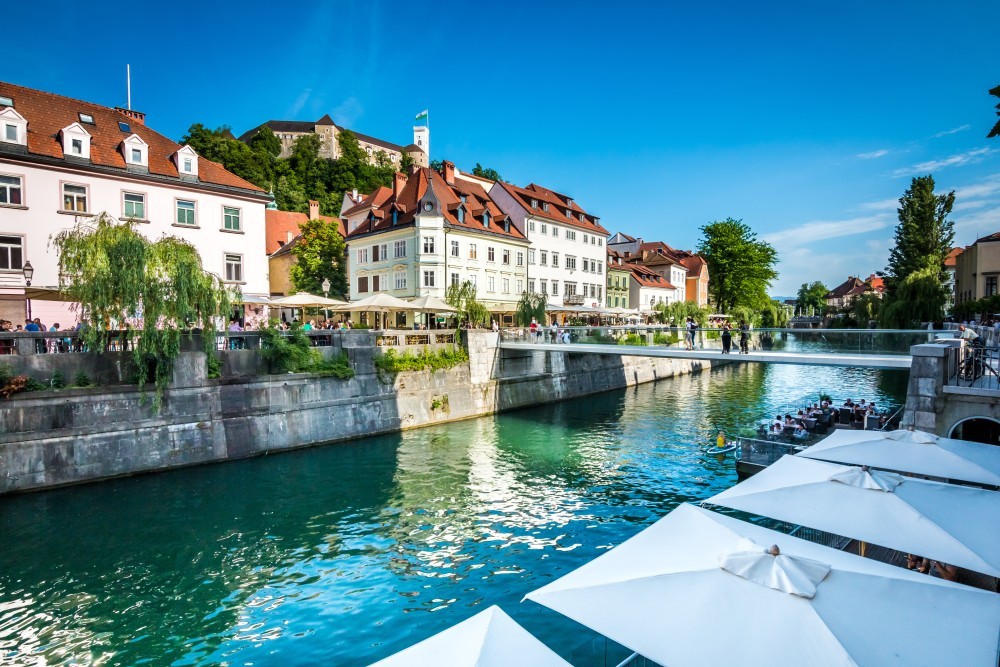 Meščanske hiše ob Ljubljanici. V ozadju je Ljubljanski grad.