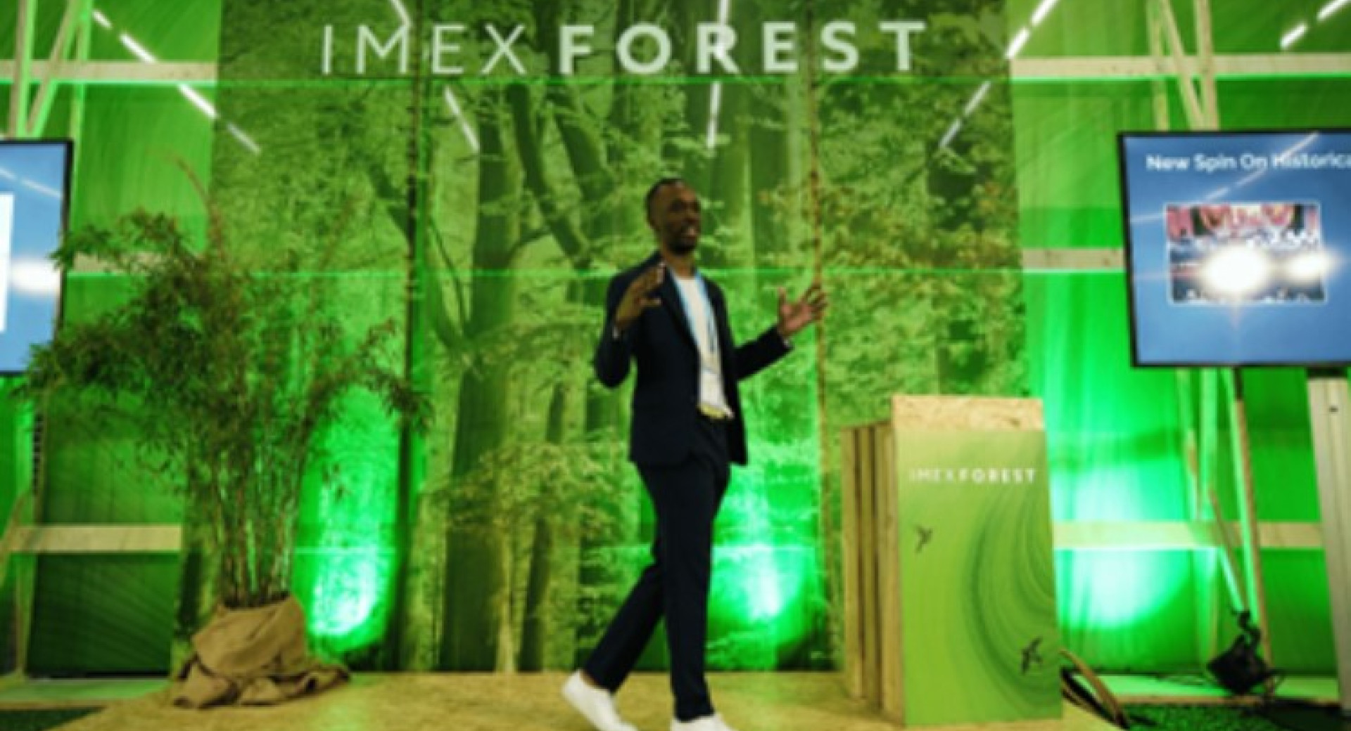 Svetovna poslovna borza IMEX Frankfurt 2022; predavatelj v zelenem okolju, ki imitira naravo