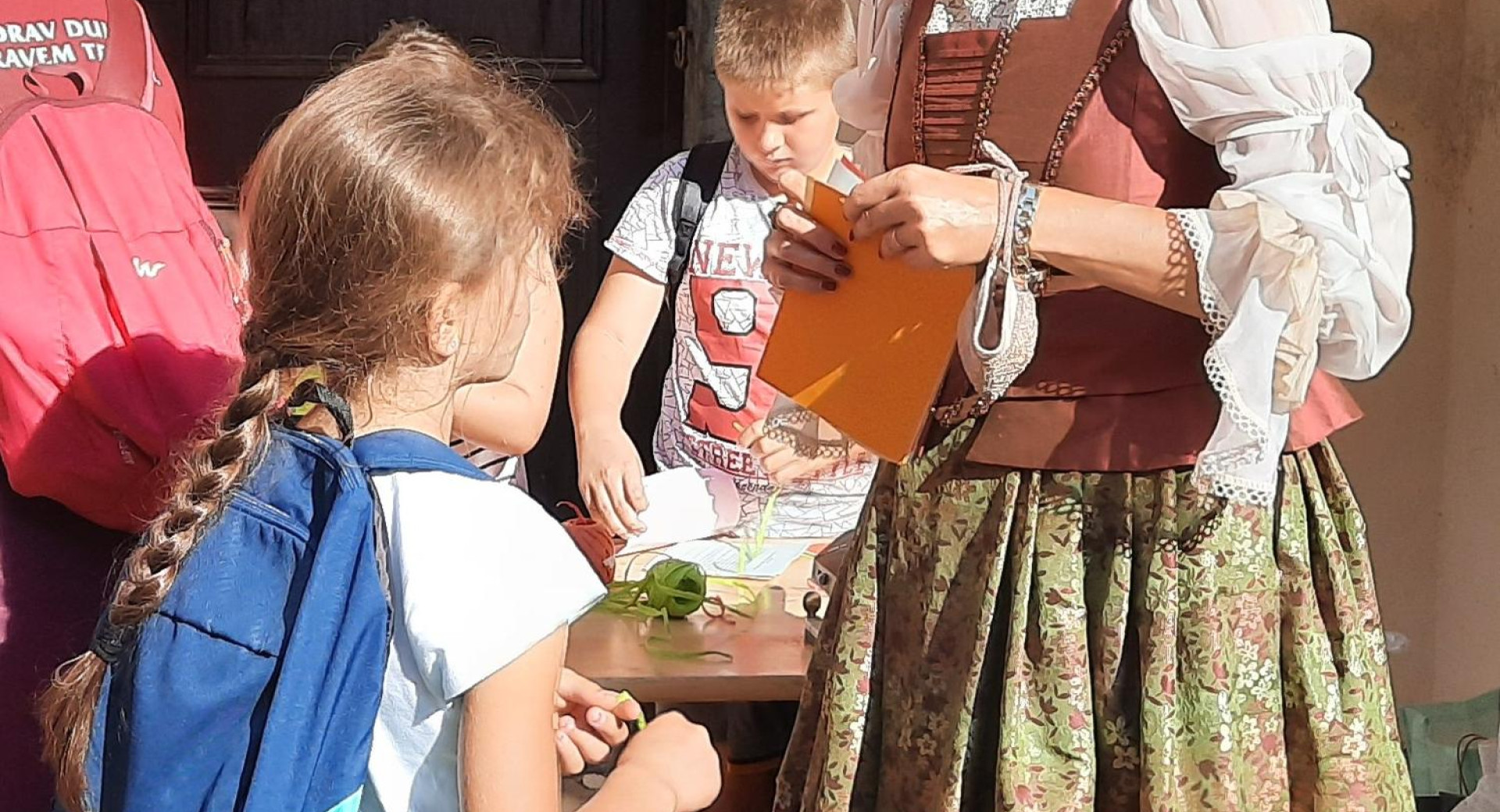 V zgodovinsko obleko napravljena ženska v sklopu Pohoda v modrem, ki ga pripravljajo v Škofljici