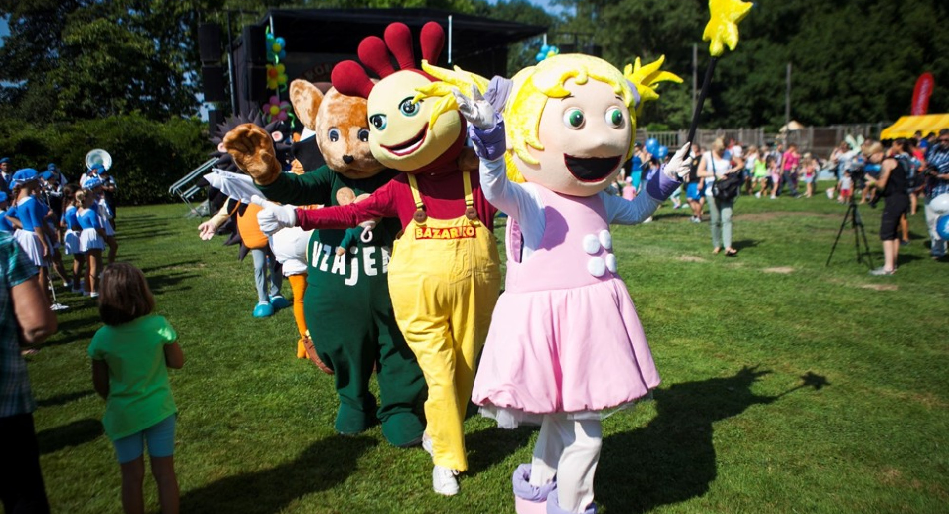 Čarobni dan v parku Tivoli v Ljubljani; maskote različnih likov zabavajo otroke