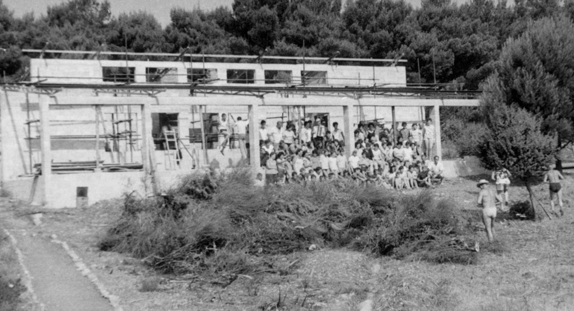 Gradnja jedilnice s kuhinjo tabora ŠD Narodni dom v Premanturi na hrvaški obali leta 1963