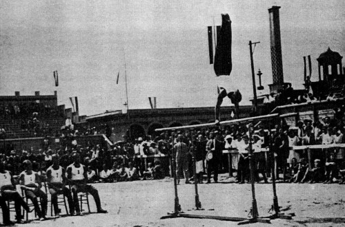 Peter Šumi na bradlji – prvi slovenski svetovni prvak in najbolj vsestranski slovenski športnik vseh časov na črno-beli fotografiji s svetovnega prvenstva v Ljubljani leta 1922