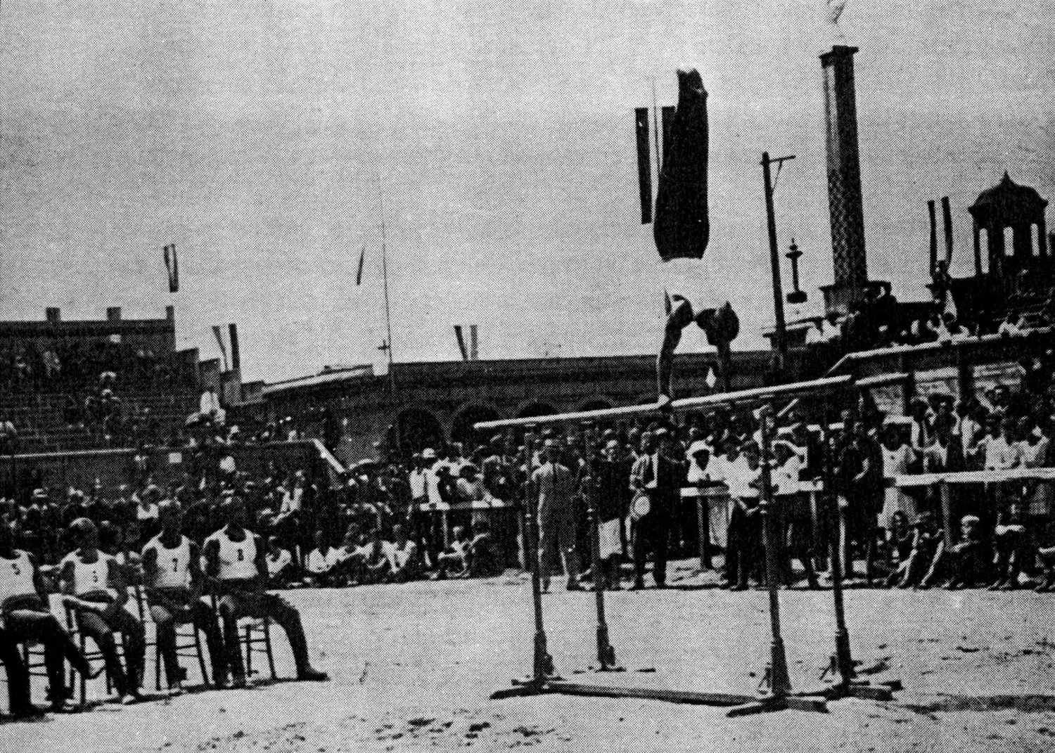 Peter Šumi na bradlji – prvi slovenski svetovni prvak in najbolj vsestranski slovenski športnik vseh časov na črno-beli fotografiji s svetovnega prvenstva v Ljubljani leta 1922