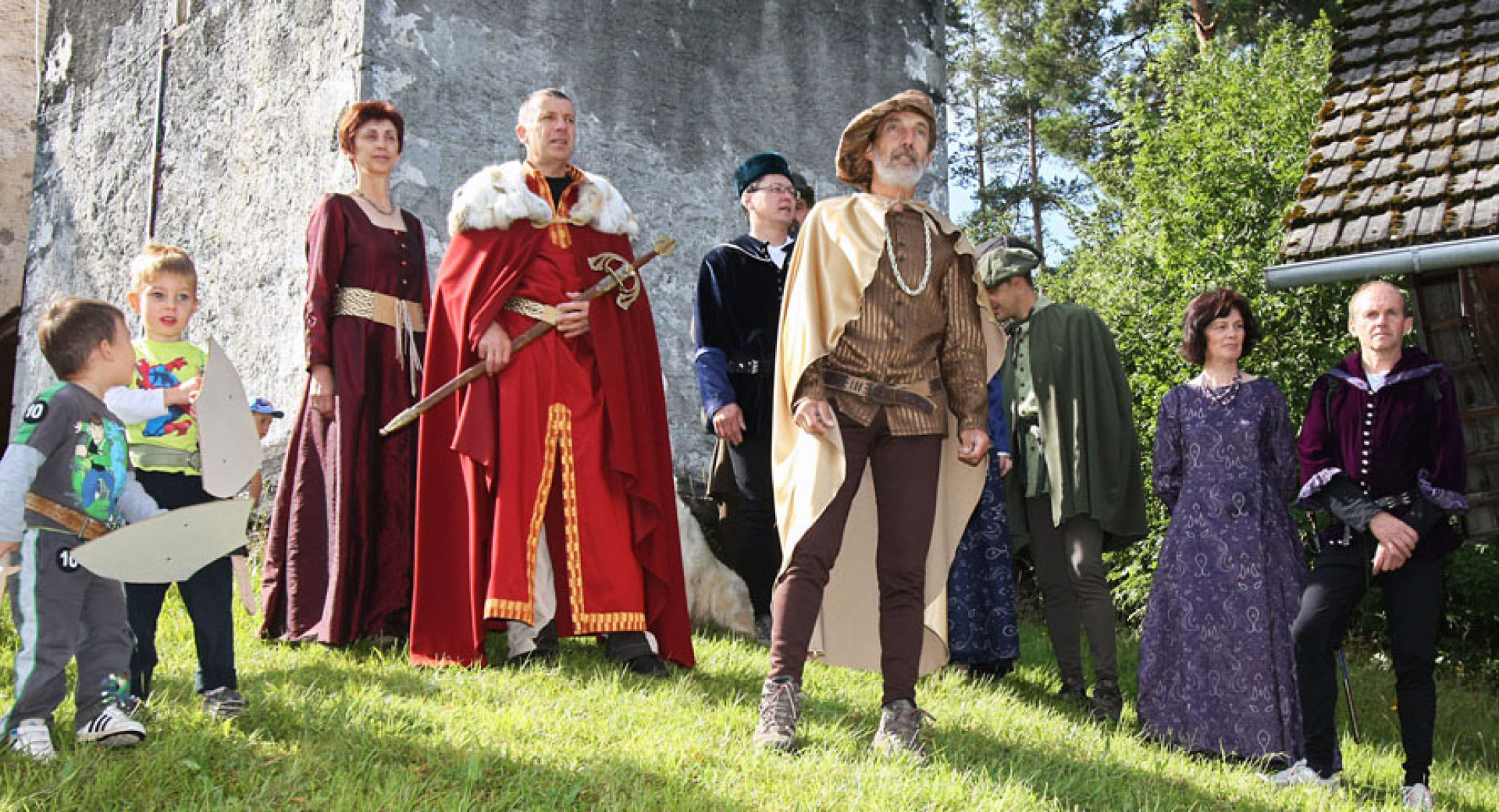 Utrinek s Pohoda po poteh roparskih vitezov v krajinskem parku Polhograjski dolomiti; na fotografiji ljudje, oblečeni v grajska oblačila