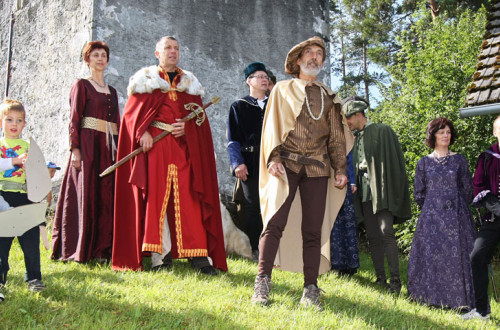 Utrinek s Pohoda po poteh roparskih vitezov v krajinskem parku Polhograjski dolomiti; na fotografiji ljudje, oblečeni v grajska oblačila