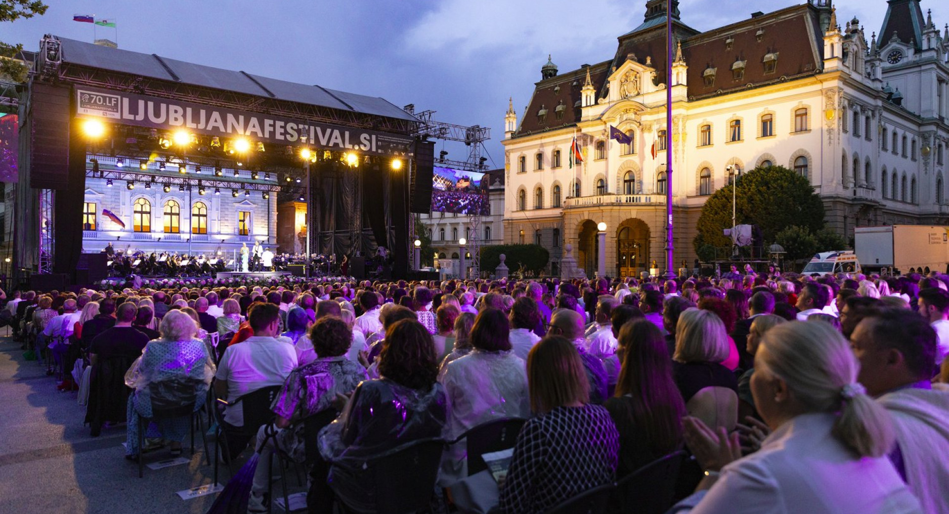 Utrinek s slovesnega odprtja 70. Ljubljana Festivala leta 2022; oder z nastopajočimi in gledalci na Kongresnem trgu v Ljubljani