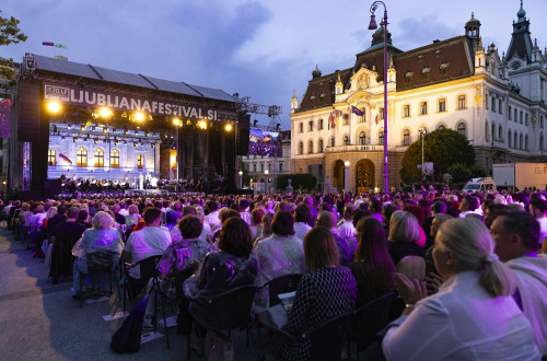 Utrinek s slovesnega odprtja 70. Ljubljana Festivala leta 2022; oder z nastopajočimi in gledalci na Kongresnem trgu v Ljubljani