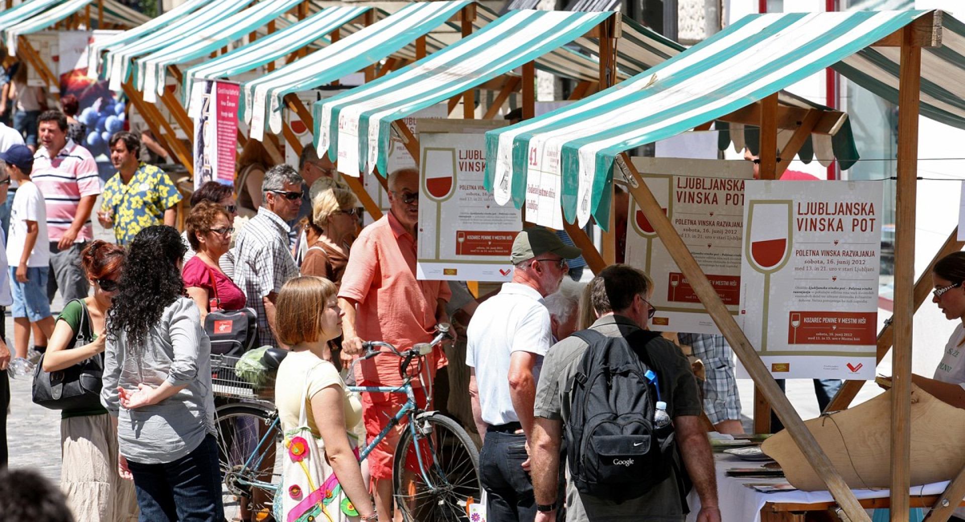 Stojnice na poletni Ljubljanski vinski poti v starem mestnem jedru