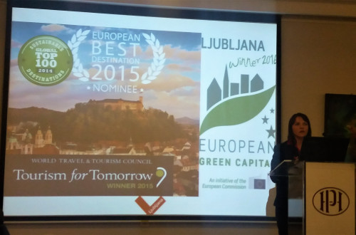 Direktorica Turizma Ljubljana za govorniškim pultom.