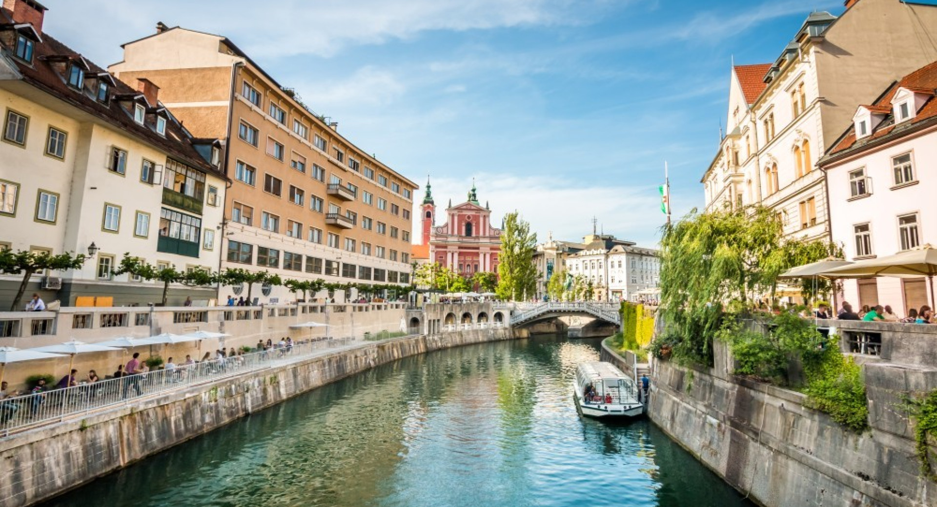 Ladjica na Ljubljanici. V ozadju Frančiškanska cerkev.