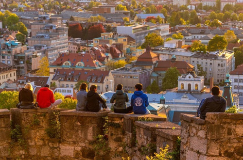 Ljudje na grajskem obzidju. Pod njimi Ljubljana.