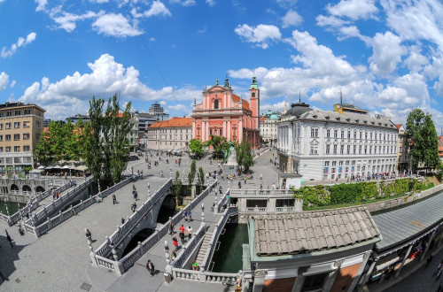 Tromostovje s Frančiškansko cerkvijo in Prešernovim spomenikom v ozadju.