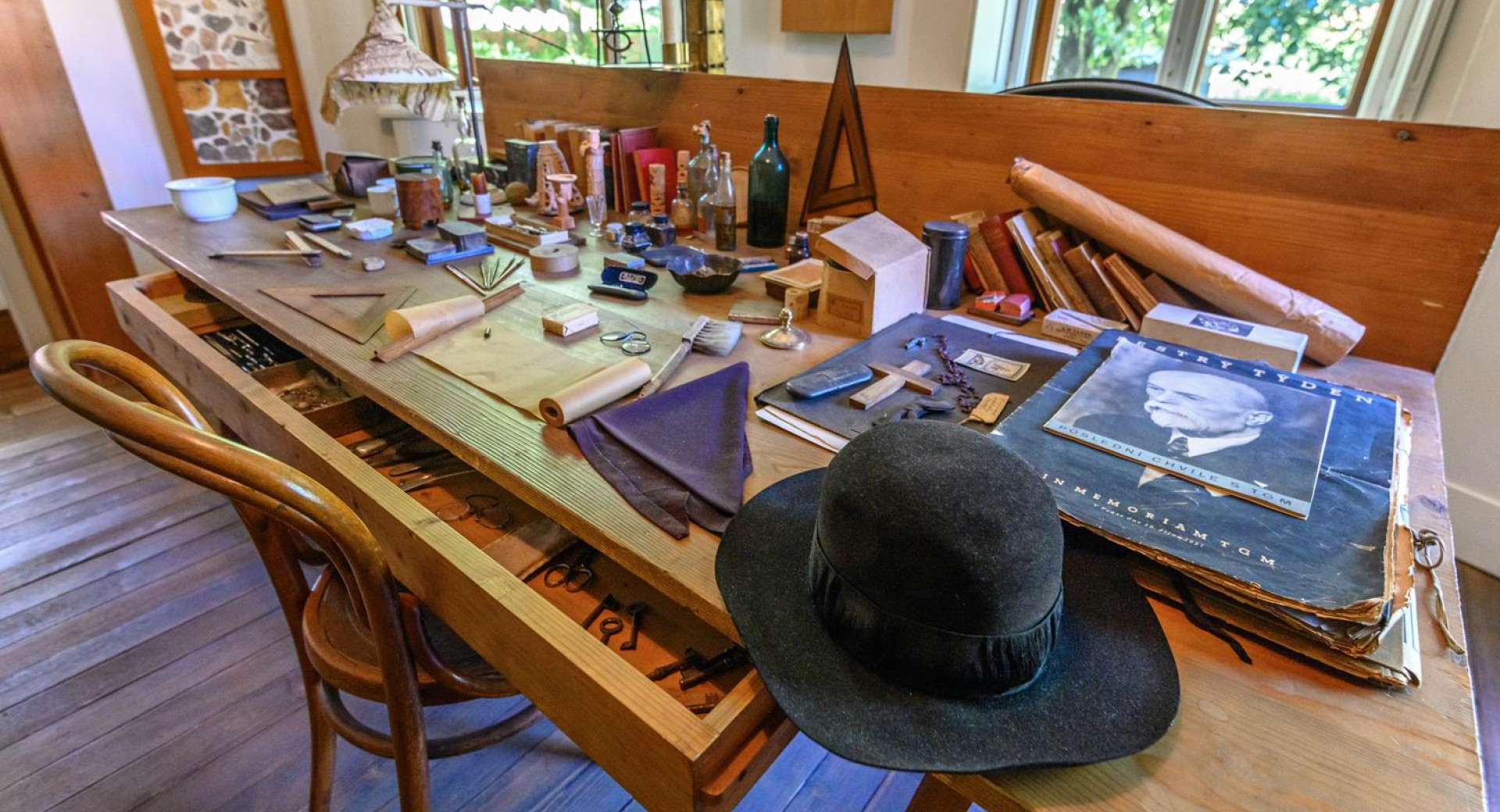 Razstavljeni izdelki na leseni mizi v Plečnikovi hiši.