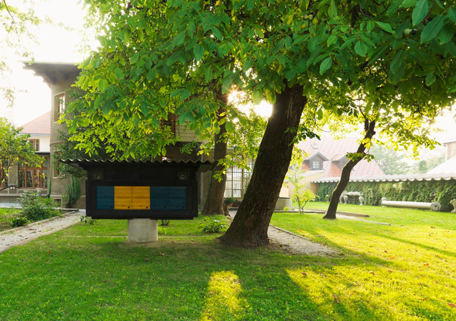 Čebelnjak na vrtu Plečnikove hiše; arhitekt je zelo cenil marljivost čebel